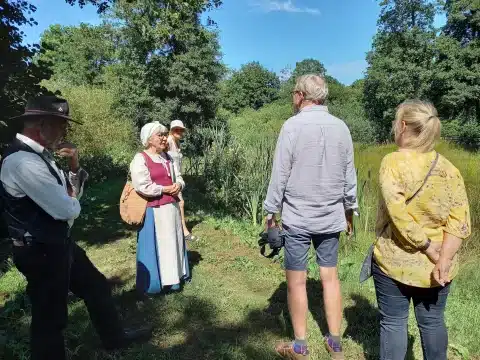 Föreningen Jöns Henrikssons minne erbjuder guidade turer i Jöns Henrikssons renässanspark.