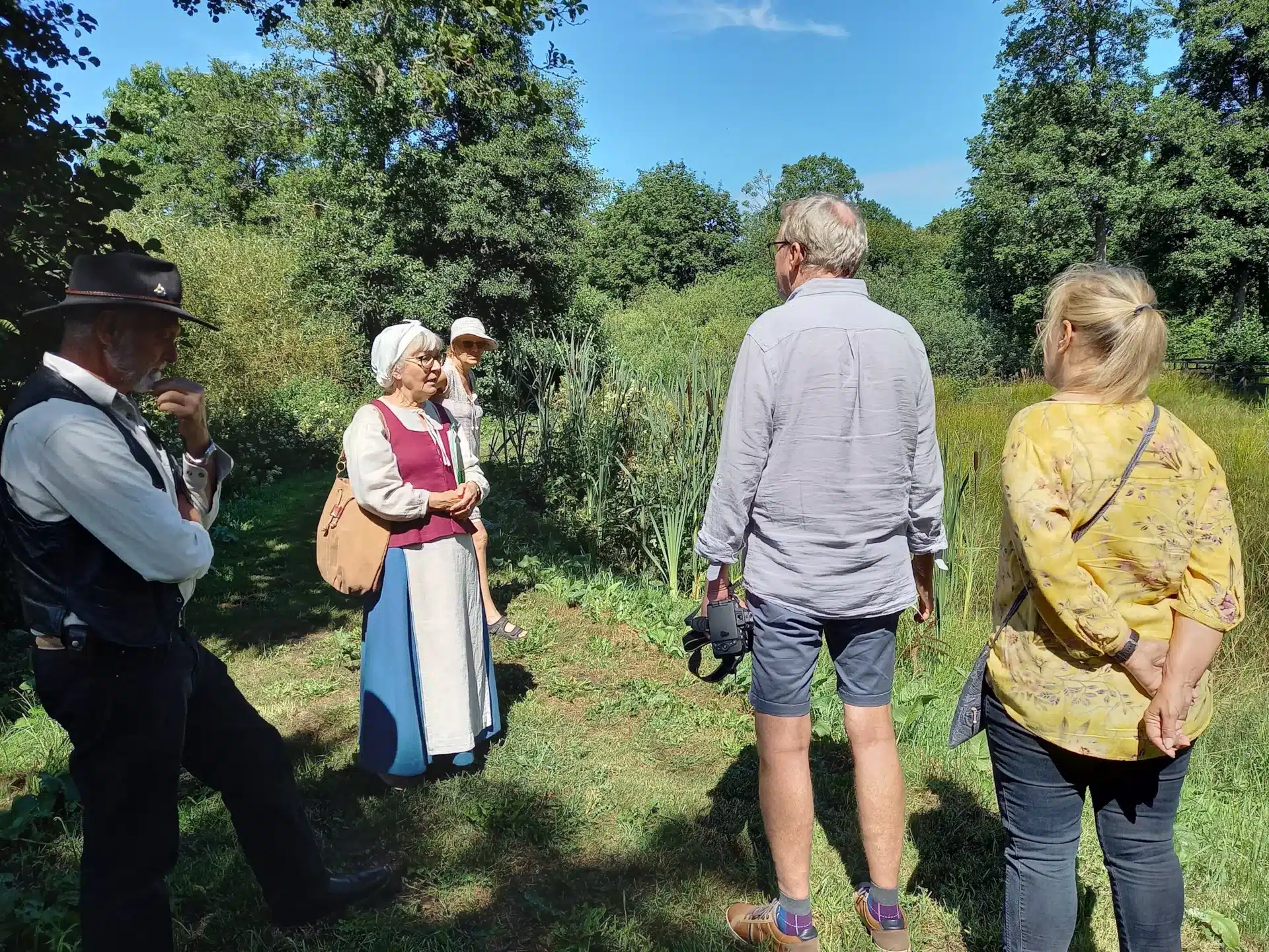 Föreningen Jöns Henrikssons minne erbjuder guidade turer i Jöns Henrikssons renässanspark.