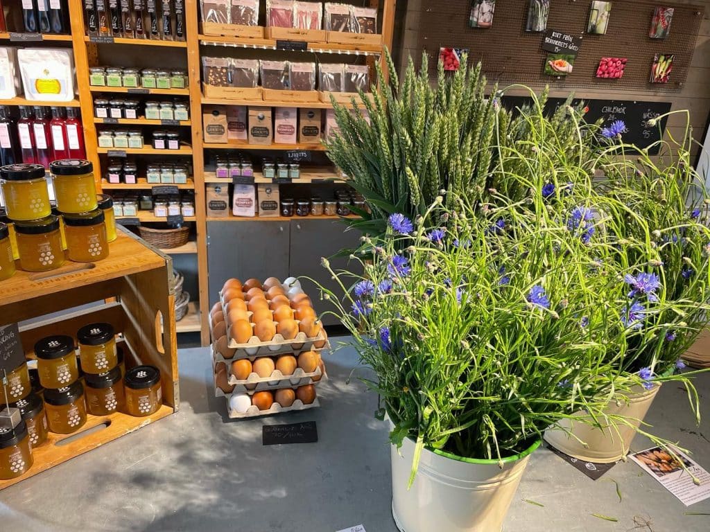 Lummig gårdsbutik med lokalproducerat för den matglade!