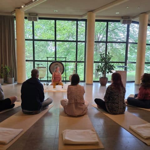 Gå på Dagsretreat på Stiftsgården Åkersberg med klangmeditation, musik och spa.