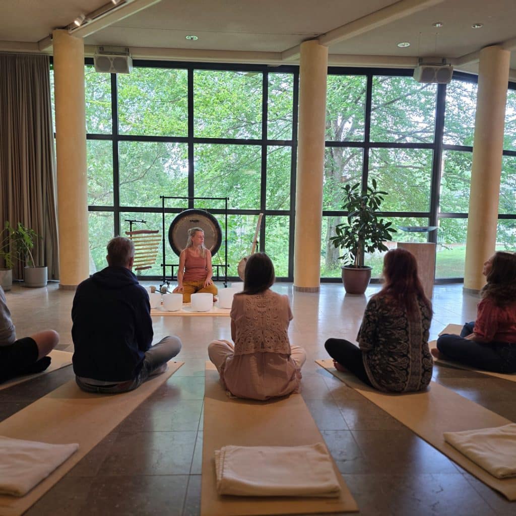 Gå på Dagsretreat på Stiftsgården Åkersberg med klangmeditation, musik och spa.