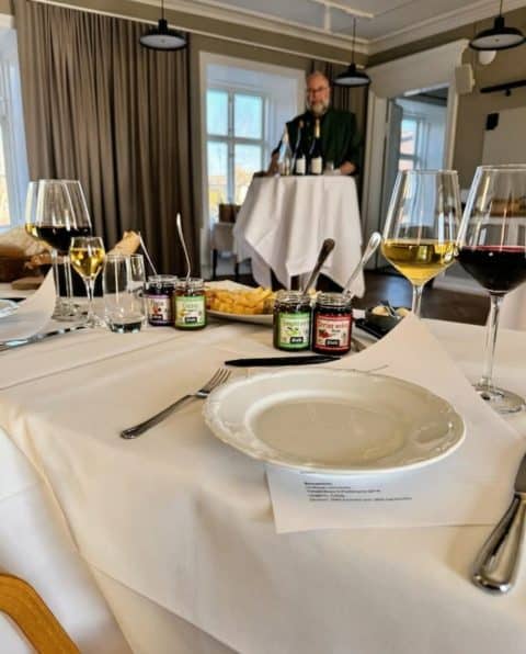Gå på Ost- och vinprovning på Stiftsgården Åkersberg